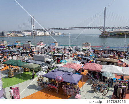 海岸沿い広場でのフリーマーケット 127898936