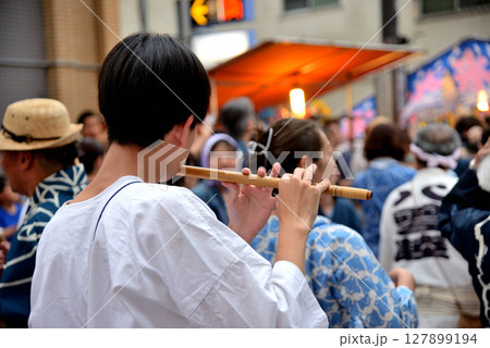 祭りで最高の盛り上がりを見せる祭りばやし 祭りで最高の盛り上がりを見せる祭りばやし 127899194