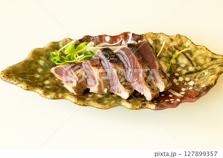 藁焼きの鰹のたたき 藁焼きの鰹のたたき 127899357