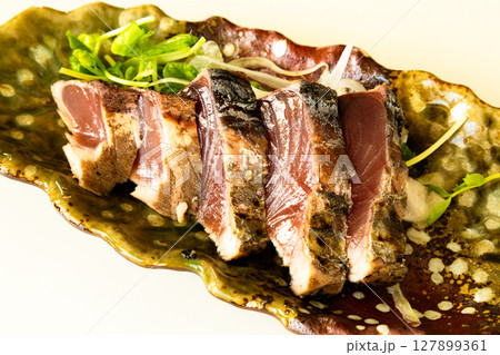 藁焼きの鰹のたたき 127899361