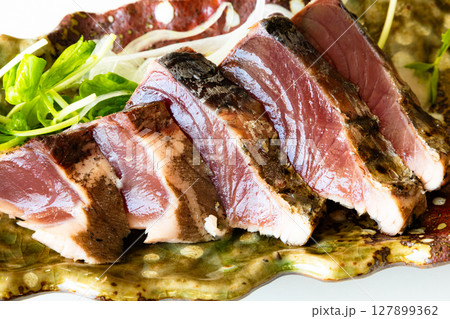 藁焼きの鰹のたたき 127899362