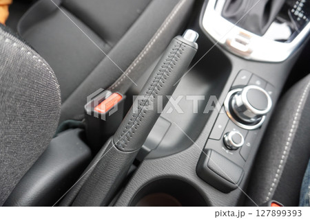 自動車の内装（本革巻き）04 127899393