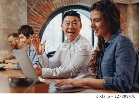 Engaging in Collaborative Teamwork Within a Modern and Dynamic Workspace Environment 127899470