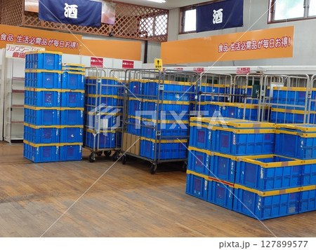 閉店間際で店内の整理中 閉店間際で店内の整理中 127899577