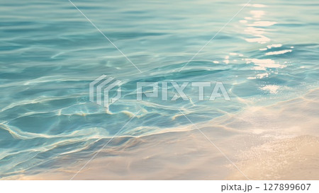 透明な波が寄せる白い砂浜・きらめく青い海の美しいビーチ写真_3 127899607