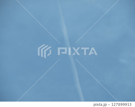 流れる飛行機雲 流れる飛行機雲 127899913