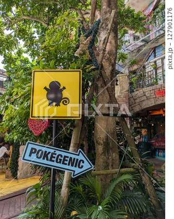 北谷町のアメリカンビレッジに立つ道路標識 127901176