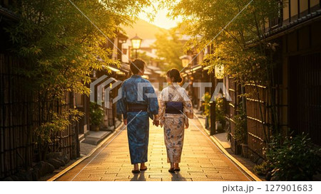 浴衣で歩くカップル 127901683