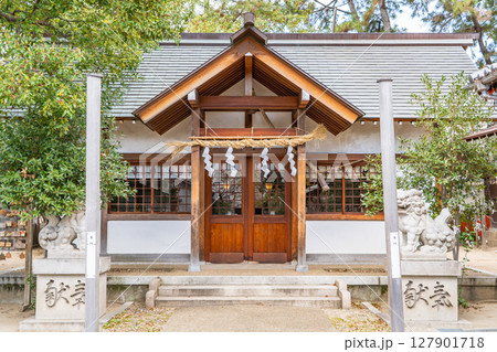 機織りや染物の伝承(漢織姫と呉織姫)の地に創立した津門神社(つと神社) 拝殿 西宮市津門西口町 機織りや染物の伝承(漢織姫と呉織姫)の地に創立した津門神社(つと神社) 拝殿 西宮市津門西口町 127901718