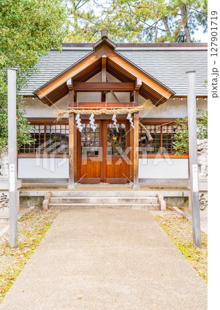 機織りや染物の伝承（漢織姫と呉織姫）の地に創立した津門神社（つと神社）　拝殿　西宮市津門西口町 127901719