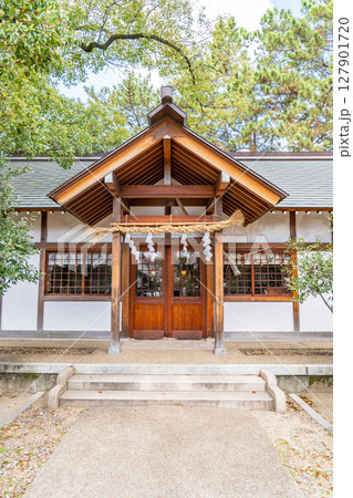機織りや染物の伝承（漢織姫と呉織姫）の地に創立した津門神社（つと神社）　拝殿　西宮市津門西口町 127901720