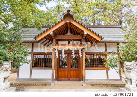 機織りや染物の伝承（漢織姫と呉織姫）の地に創立した津門神社（つと神社）　拝殿　西宮市津門西口町 127901721