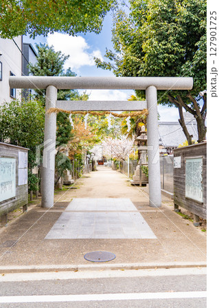 機織りや染物の伝承（漢織姫と呉織姫）の地に創立した津門神社（つと神社）　鳥居　西宮市津門西口町 127901725