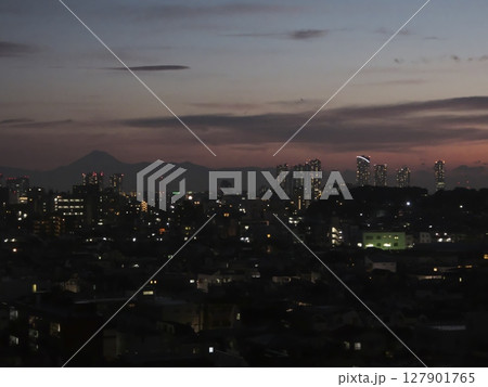 夕暮れの東京、富士を望む夜景 127901765