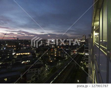 東京の夕暮れ、京浜東北線が走る街並み 127901787