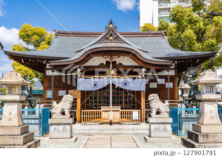 京都の石清水八幡宮からの分霊　神明八幡神社　拝殿　兵庫県西宮市神明町 127901791