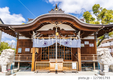 京都の石清水八幡宮からの分霊　神明八幡神社　拝殿　兵庫県西宮市神明町 127901793