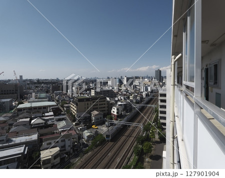 東京の青空と街を走る京浜東北線 東京の青空と街を走る京浜東北線 127901904