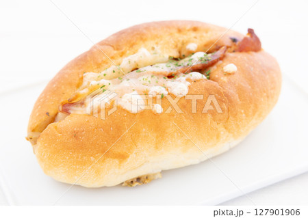 美味しいベーコンポテトパン 127901906