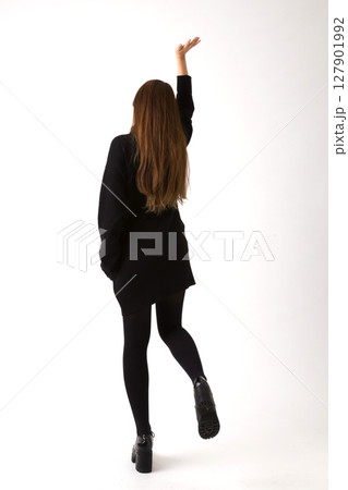若い日本人女性後姿 127901992