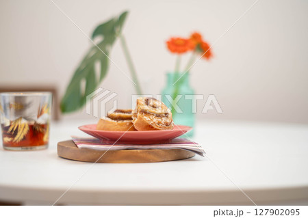 窓から差し込む光と美味しそうなパン 127902095