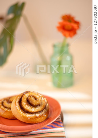 窓から差し込む光と美味しそうなパン 127902097