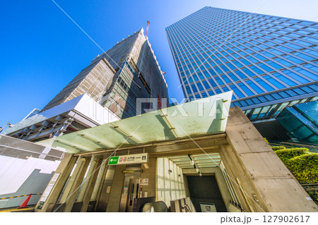 日本の東京都市景観　浜松町駅前の再開発。世界貿易センタービルディング新本館・ターミナル建設工事など 127902617