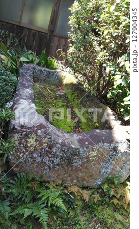 奈良県奈良市にある不退寺ふたいじ、金龍山 不退転法輪寺にある石棺 127904345