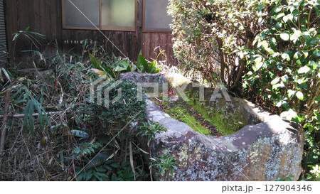 奈良県奈良市にある不退寺ふたいじ、金龍山 不退転法輪寺にある石棺 127904346