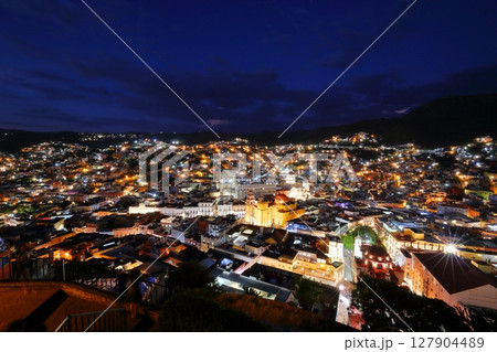 中米メキシコで最も美しい世界遺産の街グアナファトの街並み、夜景 127904489
