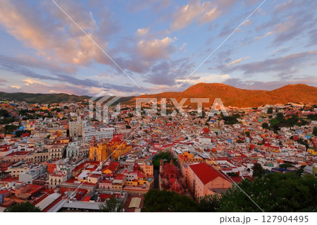 中米メキシコで最も美しい世界遺産の街グアナファトの街並み、夕日 127904495