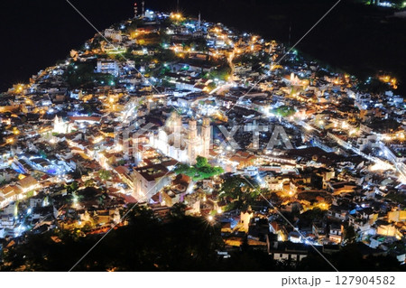 中米メキシコの観光地タスコの街並み、夜景 中米メキシコの観光地タスコの街並み、夜景 127904582