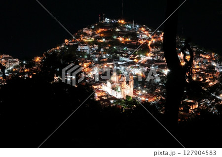 中米メキシコの観光地タスコの街並み、夜景 中米メキシコの観光地タスコの街並み、夜景 127904583