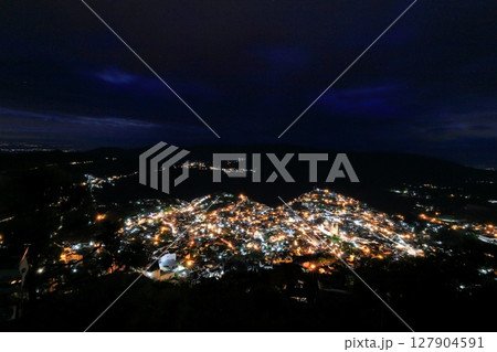 中米メキシコの観光地タスコの街並み、夜景 127904591