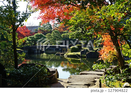 秋の好古園　御屋敷の庭と紅葉が映える池 127904822