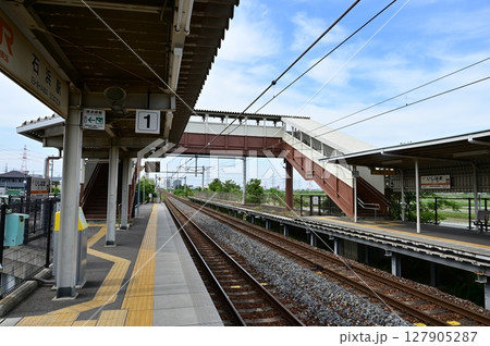 在来線武豊線の石浜駅（愛知県）のプラットホーム 127905287