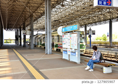 広島港駅で路面電車を待つ女性 127905907