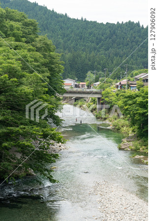 夏の清流 奈良県天川村 天ノ川 鮎の友釣りを楽しむ釣り人   127906092