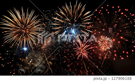 漆黒の夜空に咲く華やかな花火の競演 127906188