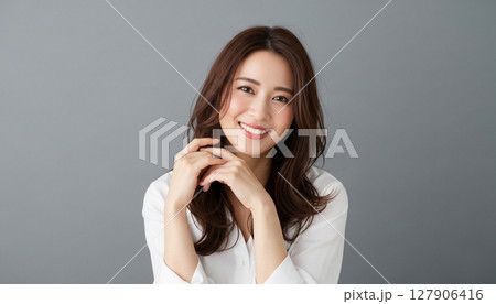 笑顔の日本人女性 ポートレート シンプル背景 127906416