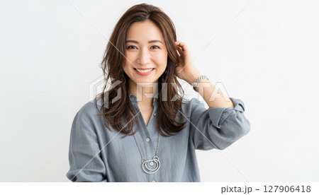 笑顔の日本人女性 ポートレイト シンプル背景 127906418