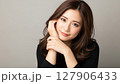 笑顔の日本人女性 ポートレイト シンプル背景 127906433