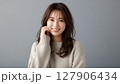 笑顔の日本人女性 ポートレイト シンプル背景 127906434