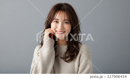 笑顔の日本人女性 ポートレイト シンプル背景 笑顔の日本人女性 ポートレイト シンプル背景 127906434
