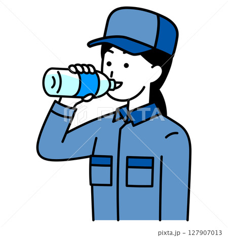 水分補給をするつなぎ作業服の女性 水分補給をするつなぎ作業服の女性 127907013