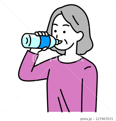 水分補給をする年配の女性 127907015