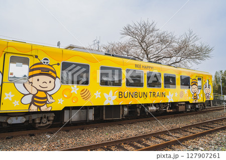 磐田市の豊岡駅から見る天竜浜名湖鉄道の停車の風景(静岡県) 127907261