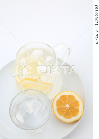 ピッチャに入れたレモン水とレモン 127907263