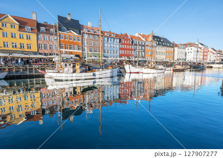ニューハウンのカラフルな街並み／コペンハーゲン，デンマーク 127907277