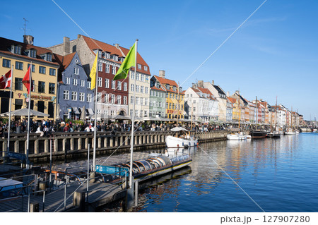ニューハウンのカラフルな街並み／コペンハーゲン，デンマーク 127907280
